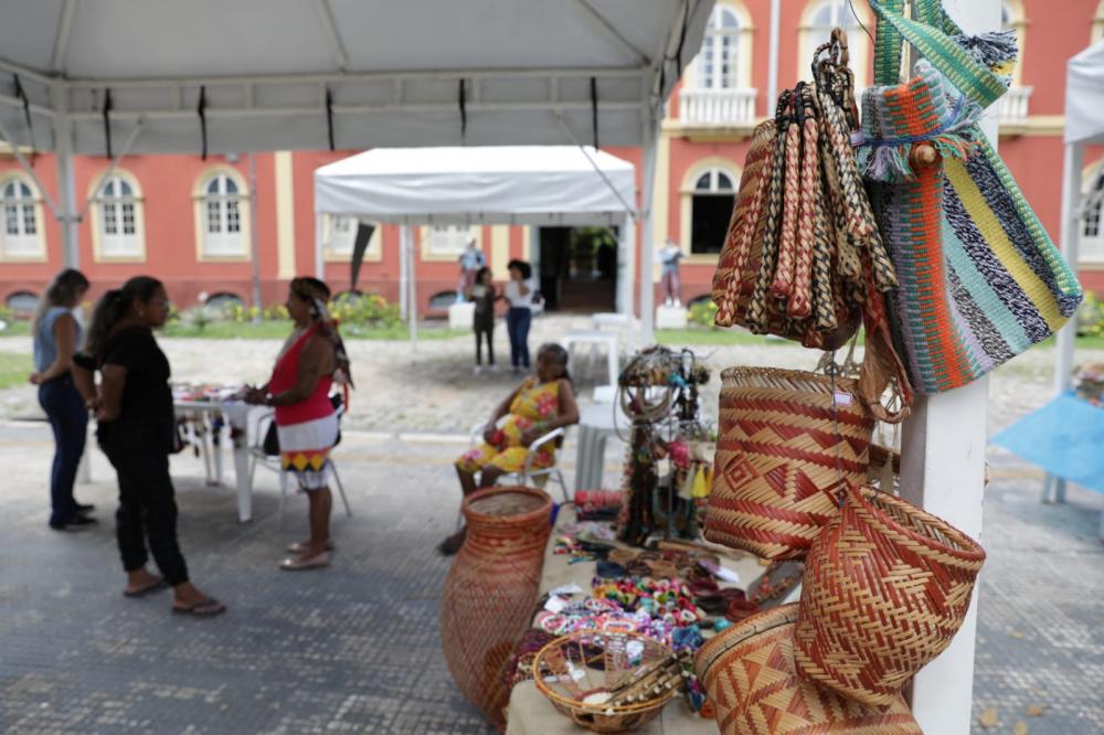 Feira de Artesanato Indígena movimenta Palacete Provincial