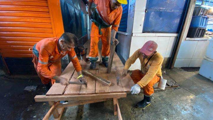 Prefeitura de Manaus instala passarelas na feira Manaus Moderna