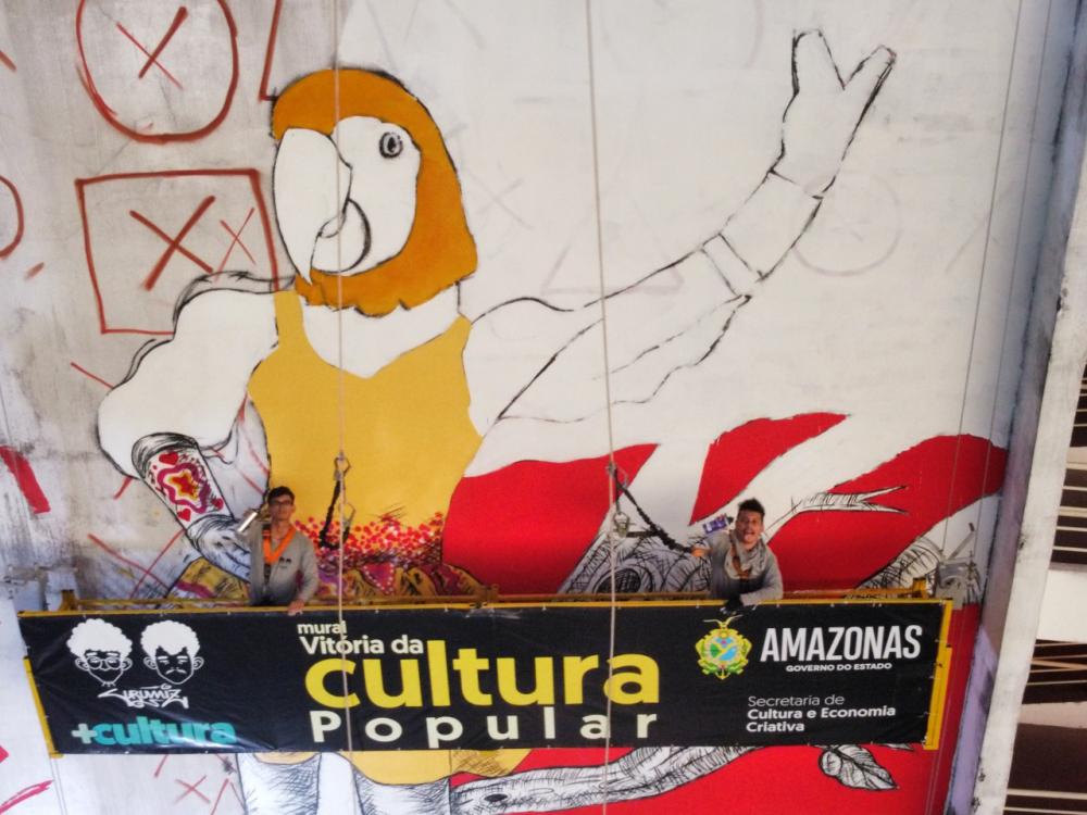 Obra de arte gigante transforma fachada do Bumbódromo de Parintins