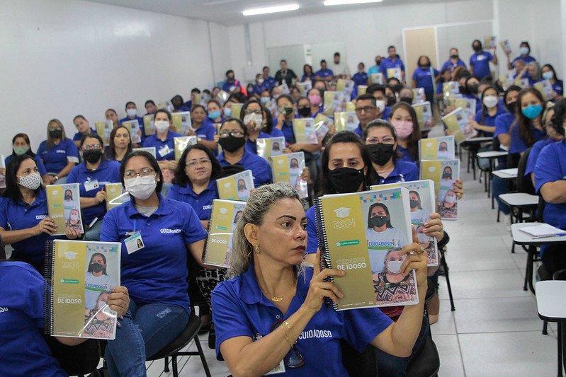 Prefeitura inicia aulas para a formação de cuidadores de idosos em Manaus