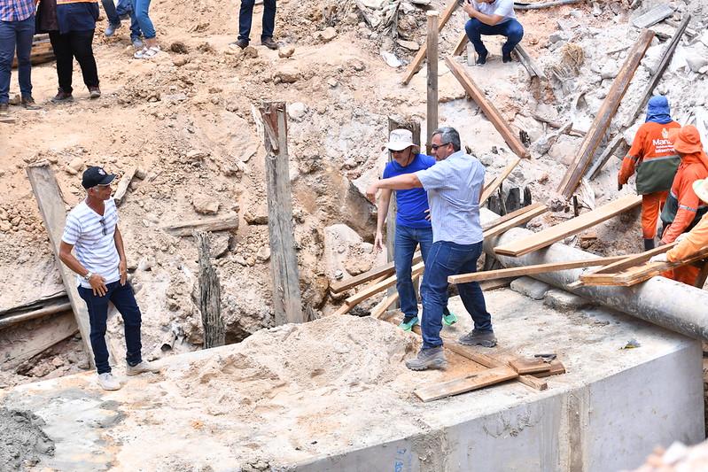 Prefeito David Almeida fiscaliza obras de recuperação de trecho interditado na avenida 7 de Setembro 