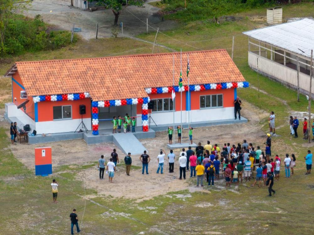 Maratona do aniversário de Parintins começa com entrega de escola e programa Água no Jirau na Colônia Soares