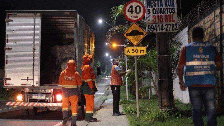 Galhardetes em postes são retirados em ação integrada da prefeitura no combate à poluição visual