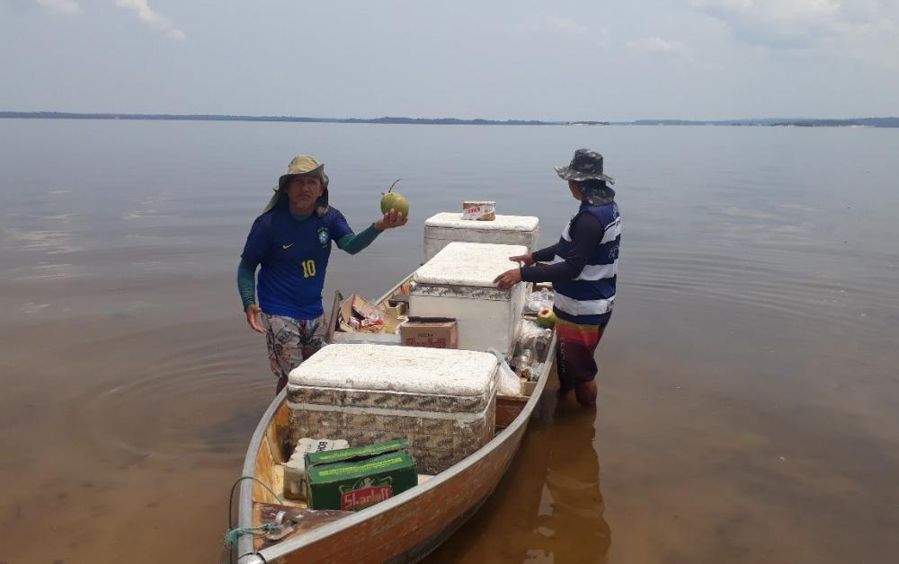 Comunitário aumenta renda da família com produtos a pronta-entrega para banhistas na Praia Itaracuera