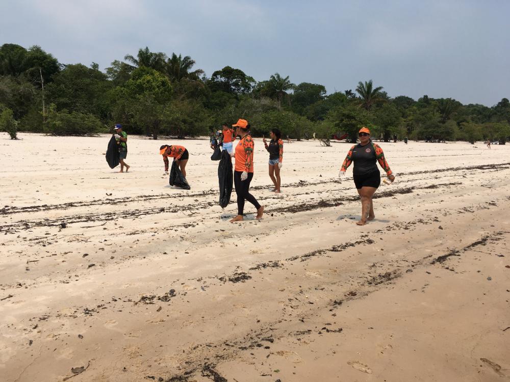 Rally Ambiental e Bombeiros Civis levam conscientização ambiental aos banhistas e mantêm praia limpa em Parintins