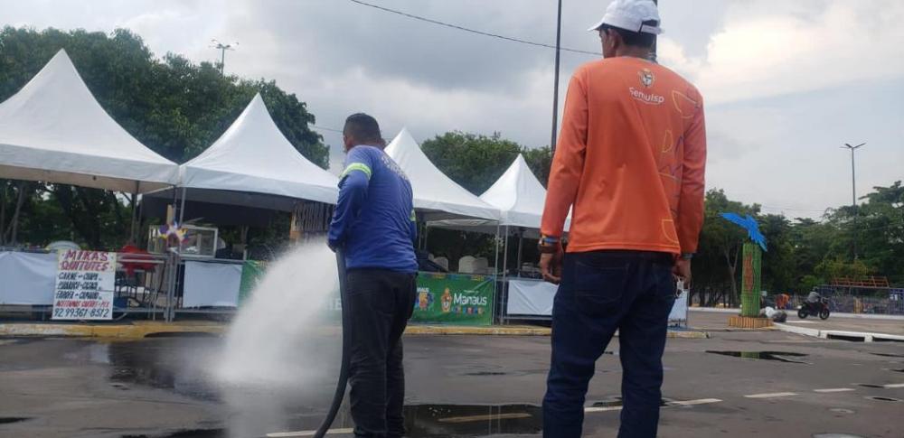 Prefeitura de Manaus realiza serviços de limpeza na alameda do Samba durante Feirinha do Tururi