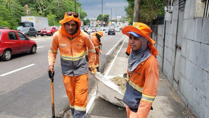 Prefeitura realiza ação de limpeza nas vias onde vai acontecer a Maratona de Manaus 2022