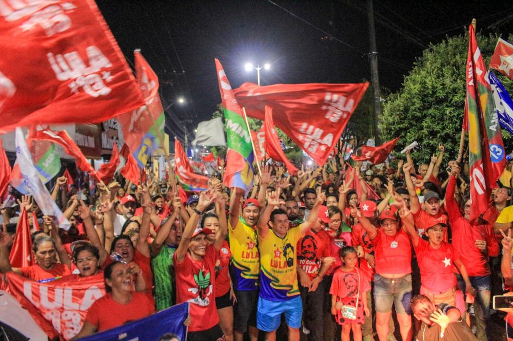Mais de 10 mil pessoas vão às ruas para declarar apoio a Lula em Parintins