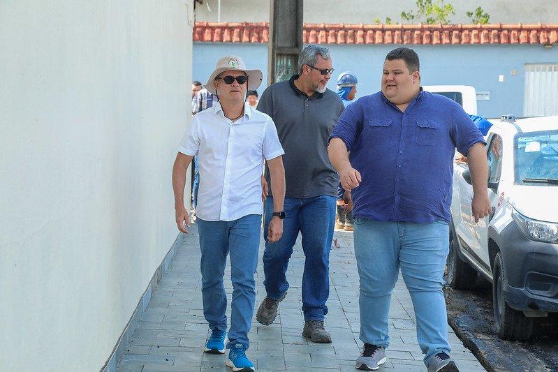 Prefeito David Almeida fiscaliza obras de infraestrutura na zona Centro-Oeste de Manaus