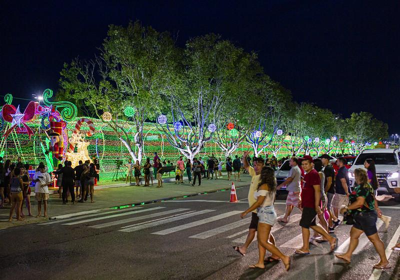 Cenários natalinos instagramáveis montados pela Prefeitura de Manaus são destaque na Ponta Negra no feriadão