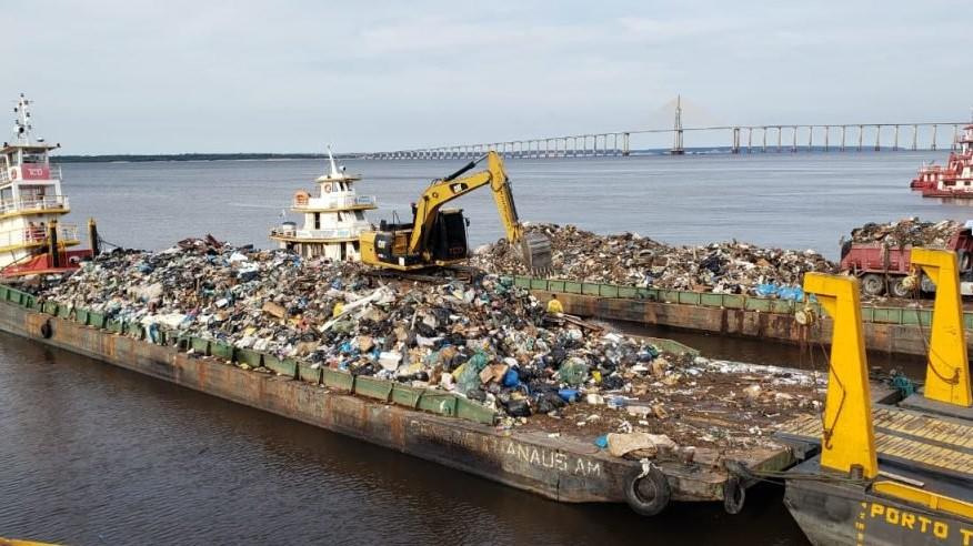Prefeitura de Manaus realiza transbordo de resíduos sólidos retirados dos rios e igarapés