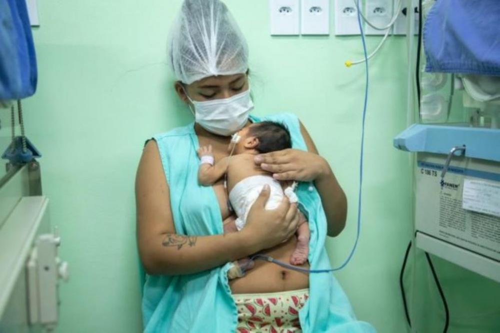 Maternidade Moura Tapajóz incentiva contato pele a pele do bebê com os pais em alusão ao ‘Novembro Roxo’