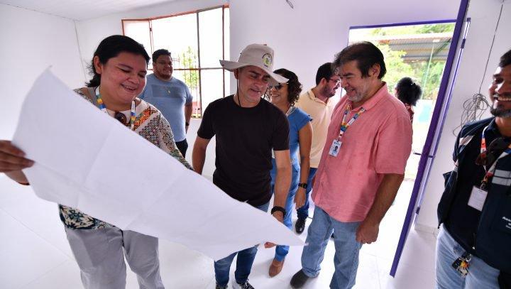Prefeito David Almeida fiscaliza revitalização de Cras na zona Leste e anuncia entrega para final do ano