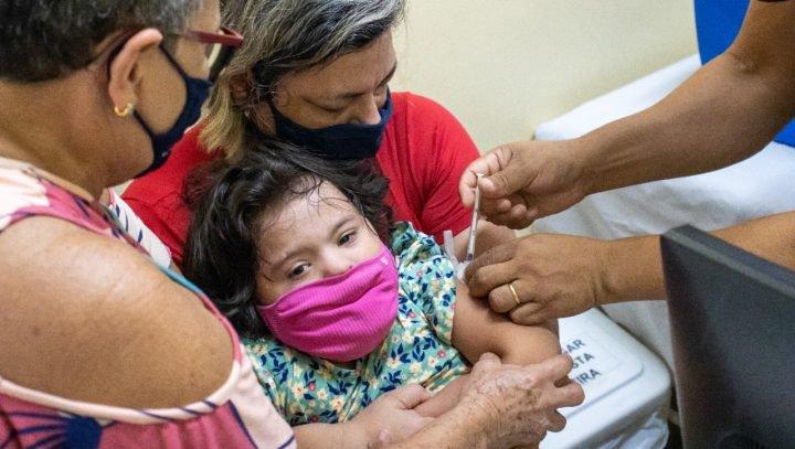 Crianças menores de 3 anos de idade começam a ser imunizadas contra a Covid-19 em Manaus