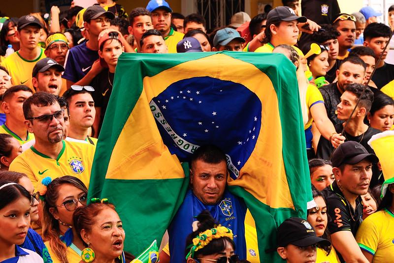 Ruas do Alvorada reúnem mais de 15 mil torcedores durante jogo do Brasil e Sérvia