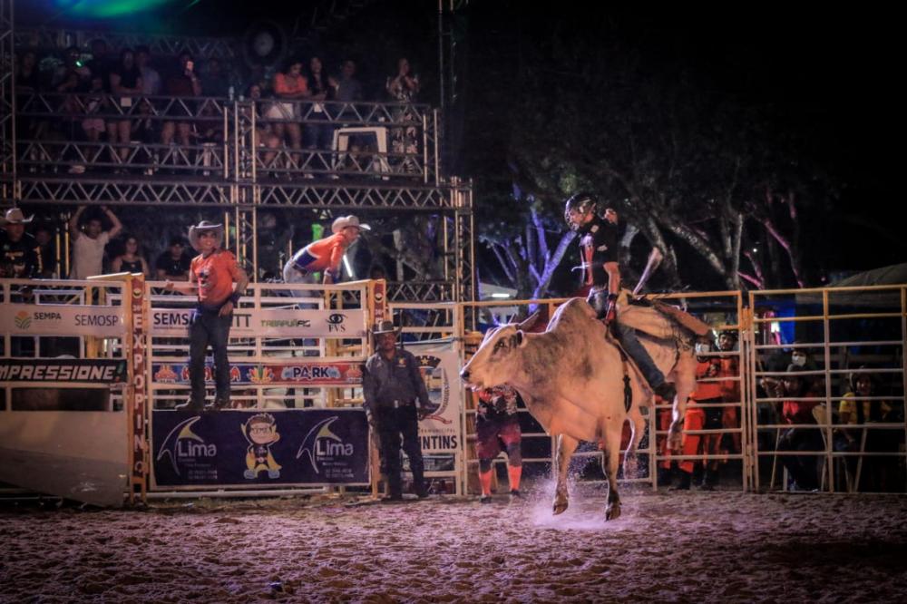 Rodeio reúne peões de cinco estados na disputa pelo título de campeão da 36ª Expopin
