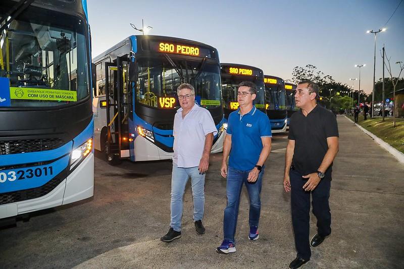 Prefeito David Almeida destaca reforço na frota de ônibus com a entrega de novos veículos