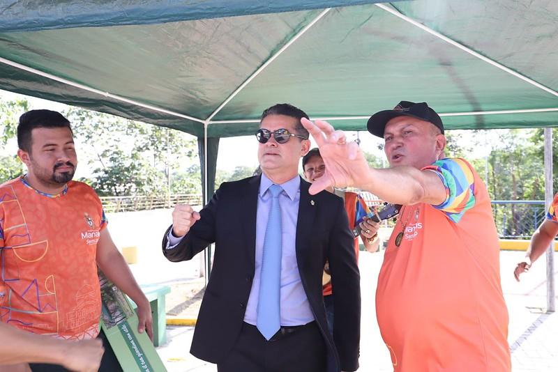 Prefeito David Almeida fiscaliza revitalização da Praça das Pontes executada pela Semulsp