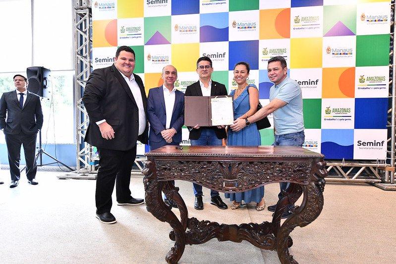 David Almeida assina ordem de serviço para alargamento e implantação de passarela na avenida Efigênio Salles