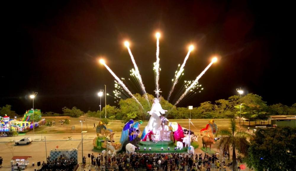 Prefeito David Almeida entrega presépio natalino em movimento com 18 metros de altura