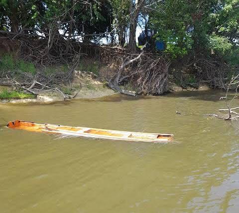 Lancha colide com bajara no Rio Amazonas e deixa criança desaparecida