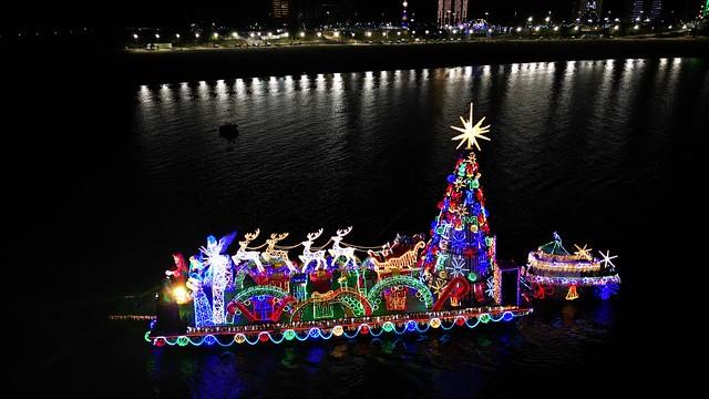 Prefeito David Almeida entrega ‘Presépio Flutuante’ para atender 38 comunidades ribeirinhas com o Natal das Águas