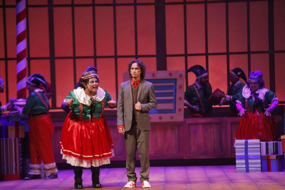 ‘O Encanto do Natal’: espetáculo contagia público com humor e emoção em estreia no Teatro Amazonas