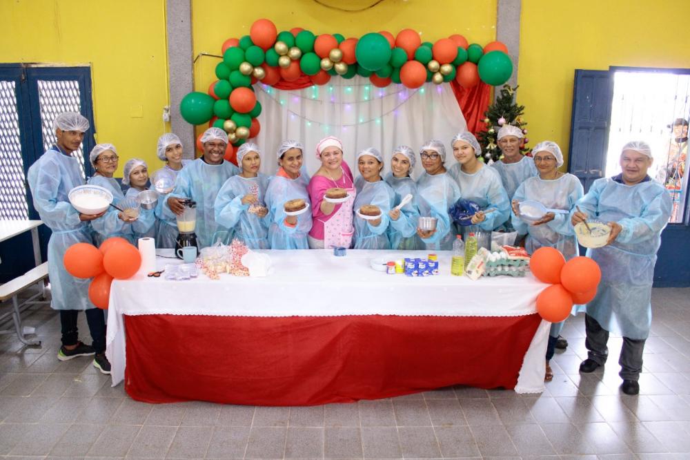 Prefeitura de Manaus promove oficina de receitas natalinas a moradoras do Colônia Antônio Aleixo