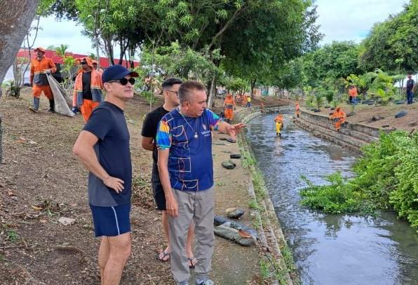 Prefeito David Almeida acompanha ação de limpeza no Igarapé do Passarinho