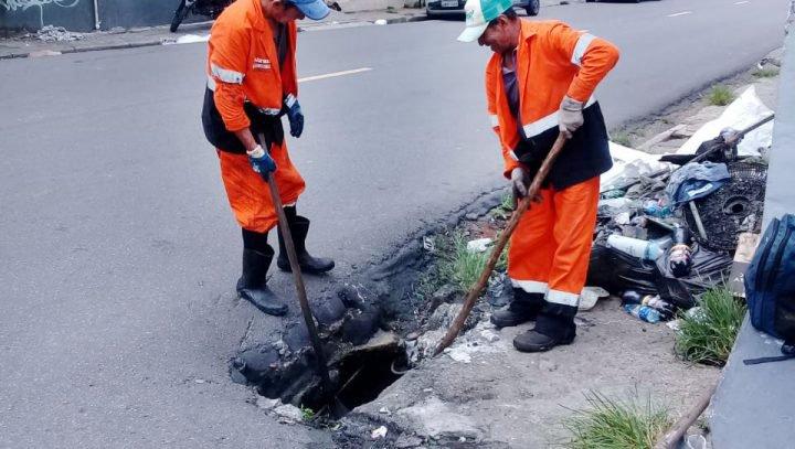 Prefeitura de Manaus realiza serviço emergencial de limpeza e desobstrução de galerias de águas pluviais
