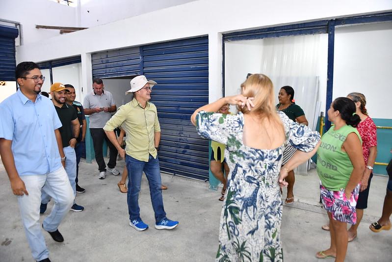 Prefeito David Almeida comemora avanço em revitalização de mercados da zona Sul