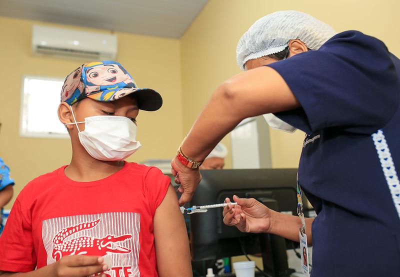 Crianças de 5 a 11 anos começam a receber reforço da vacina contra a Covid-19 em Manaus