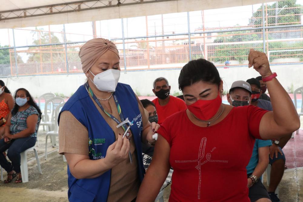 Prefeitura de Manaus e governo do Amazonas levam vacinação contra a Covid-19 a supermercados