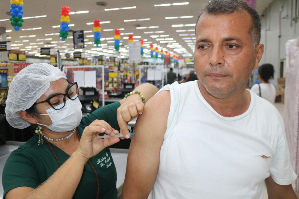 Vacinação em supermercados atendeu a população em todas as regiões de Manaus nesta sexta-feira