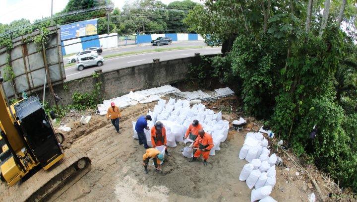 Prefeitura de Manaus atua em serviços de contenção de rip-rap e recuperação de calçada na avenida Mário Ypiranga Monteiro