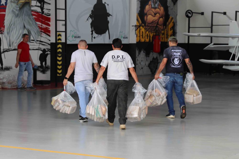 Aeronave da SSP-AM transporta mais de 2 toneladas de entorpecentes apreendidas no estado