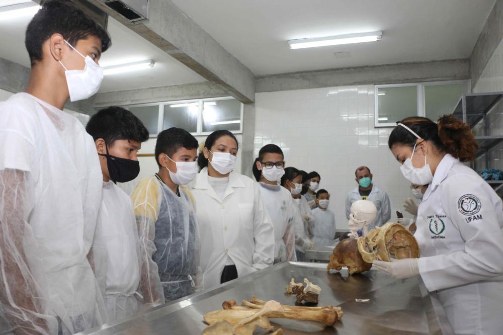 Estudantes da rede estadual visitam laboratórios de ciências da Ufam