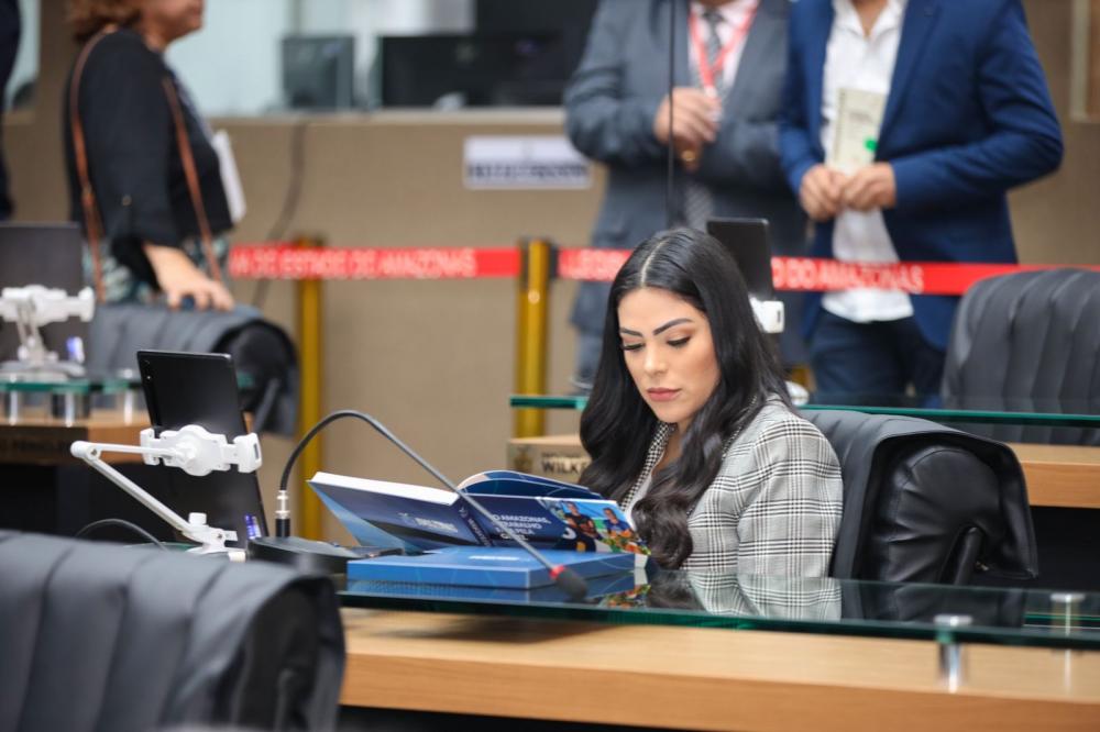 Ao acompanhar mensagem do governo, Mayra Dias tem boas perspectivas para investimentos no interior