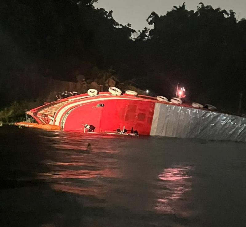 Corpo de Bombeiros resgata quarenta e duas pessoas após naufrágio na Orla da Compensa, em Manaus 