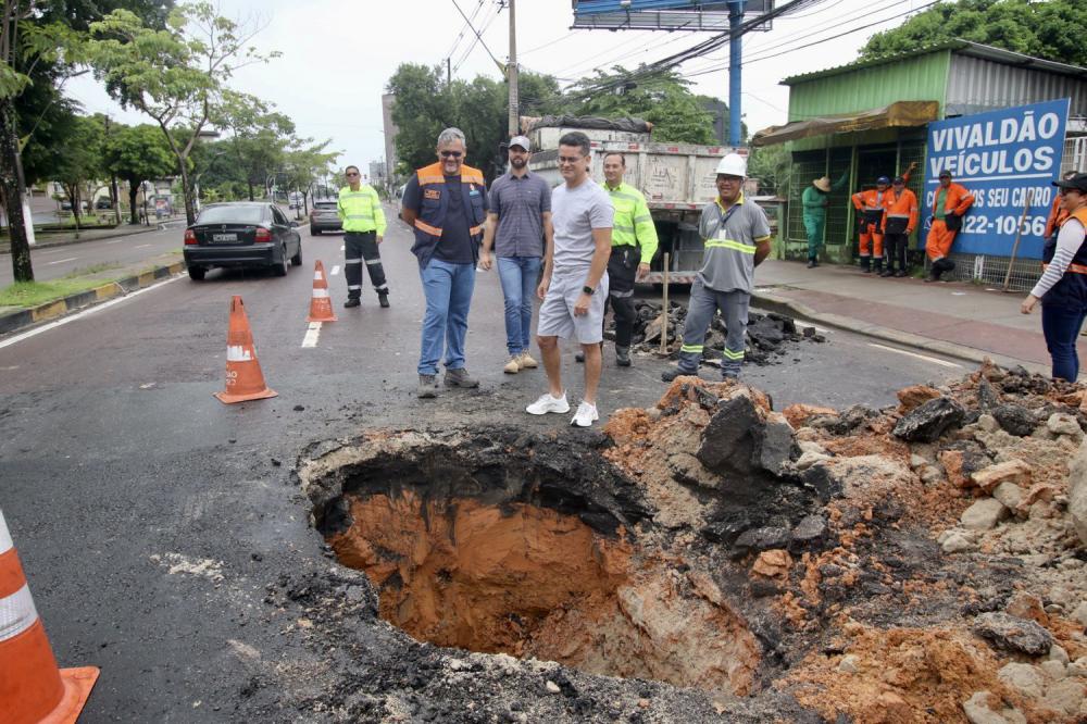 Prefeito David Almeida acompanha obra emergencial em trecho desnivelado na avenida Djalma Batista