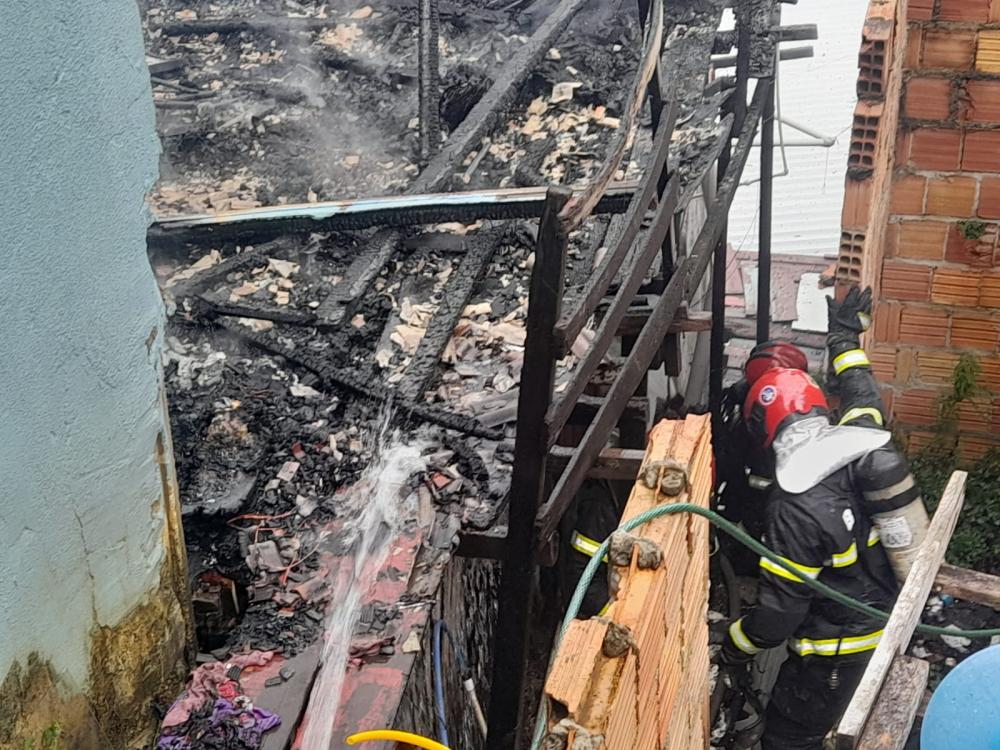 Corpo de Bombeiros evita propagação de incêndios em residências nos bairros São Jorge e Japiim