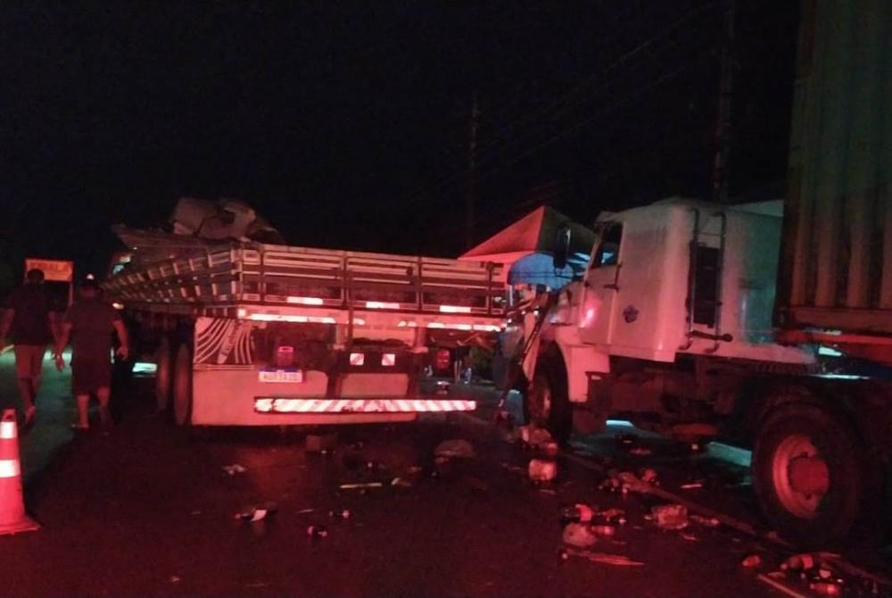 Corpo de Bombeiros Militar atua em acidente entre caminhões na AM-070