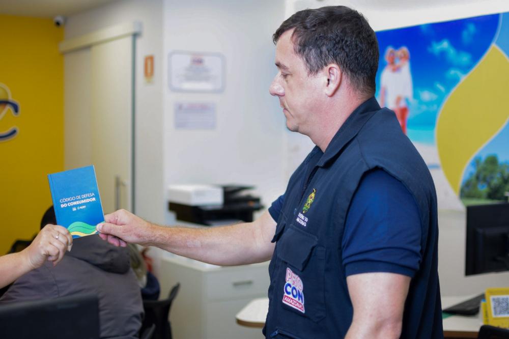 Carnaval na Floresta: Procon-AM realiza blitz educativa nas agências de viagens nos shoppings da capital