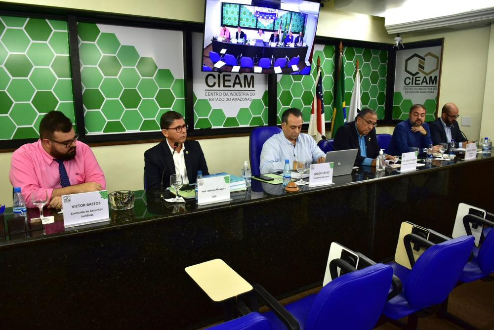 UEA apresenta panorama da universidade ao Cieam