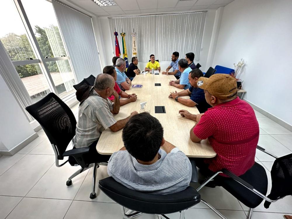 Prefeito David Almeida anuncia auxílio-transporte para 455 condutores do transporte alternativo e executivo