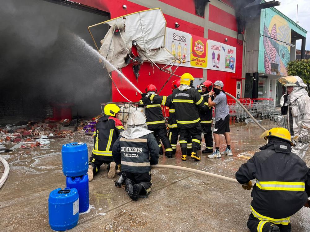 Corpo de Bombeiros do Amazonas é chamado para combate a incêndio na Colômbia