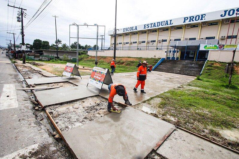 Prefeitura de Manaus recupera 150 metros de calçada em frente de escola no bairro Cidade Nova