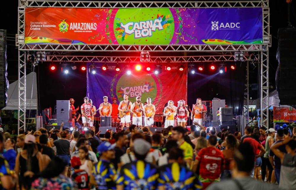 Mais de 30 artistas se revezam no palco do Carnaboi neste fim de semana, no Sambódromo