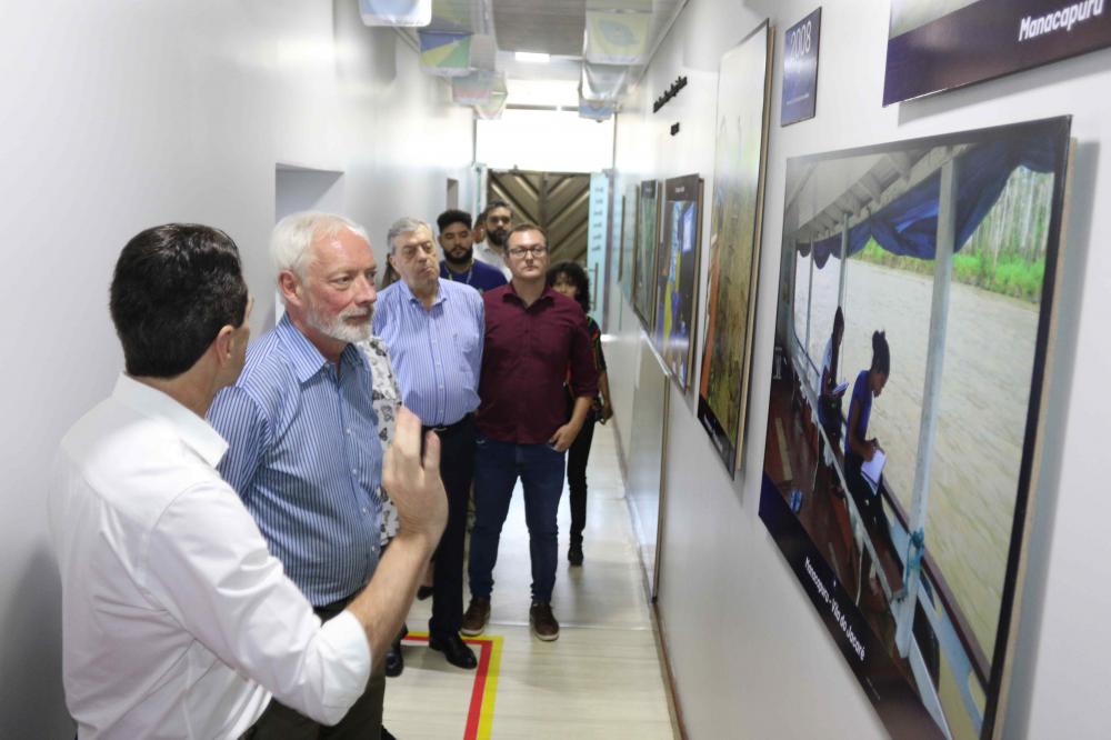 Centro de Mídias de Educação do Amazonas recebe visita de ativista internacional pela Amazônia, Marcus Nobel