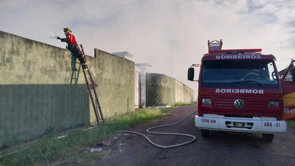 Corpo de Bombeiros combate incêndios em residências no interior, no fim de semana